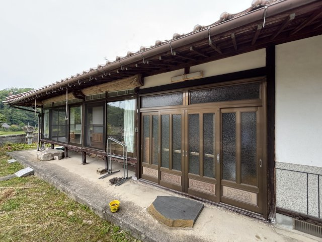 中古戸建　　　　　北広島町吉木の玄関|趣ある縁側は、山里の自然を身近に感じる特等席。改装済みですが、伝統的な日本家屋の造りが活かされています。