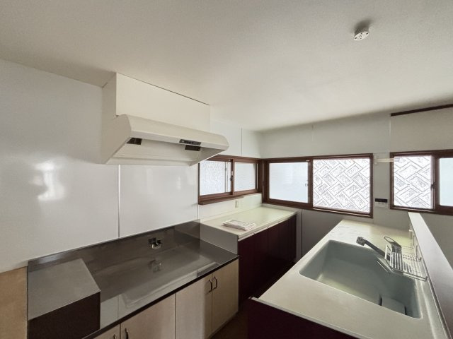 中古戸建　　　　　北広島町吉木のキッチン|2017年に改装済みの明るいキッチン。3口以上のコンロと広々としたシンクを備え、毎日の料理をサポートします。