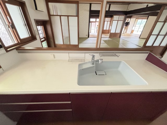 中古戸建　　　　　北広島町吉木のキッチン|収納と作業スペースが豊富で使いやすいキッチン。改装済みのため、すぐに快適な新生活を始められます。