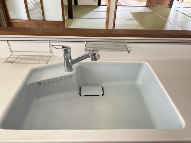 中古戸建　　　　　北広島町吉木のキッチン|改装済みのキッチンは、機能的なカウンタータイプ。広々としたシンクは、調理器具を洗う際にも便利です。