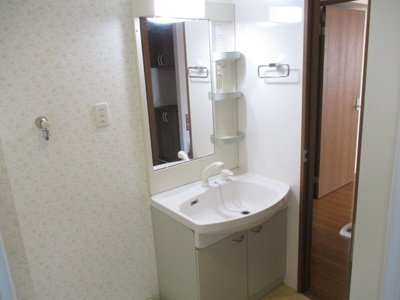 【独立洗面台】 | ファミールマンションひらた | 写真は別のお部屋となっております。