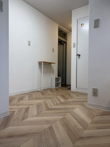 【 仲介手数料無料対象物件 】エクセレント櫛原の居間・リビング|床はヘリンボーン仕上げ！カッコよいです