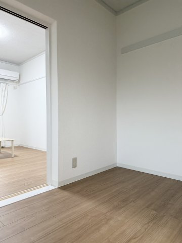 【 仲介手数料無料対象物件 】エクセレント櫛原の洋室|リビングと洋室6帖との間にある洋室3帖のお部屋。収納スペースに役立ちそうです