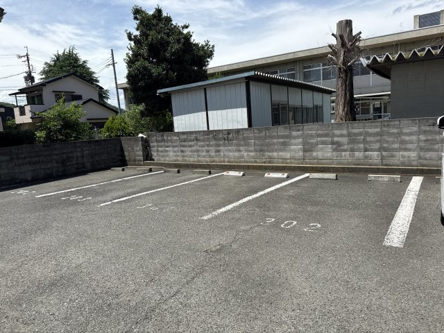 パインコートの駐車場