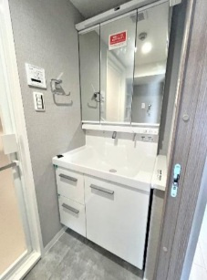 グリーンパーク鳩ケ谷Bの独立洗面台|朝の支度にも助かる、独立の洗髪洗面化粧台
