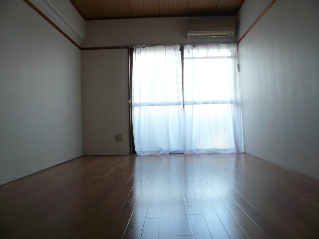 第1上田尾ビルの洋室|明るい洋室です