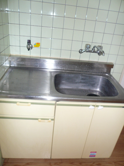 第1上田尾ビルのキッチン|コンパクトなキッチンで掃除もラクラク