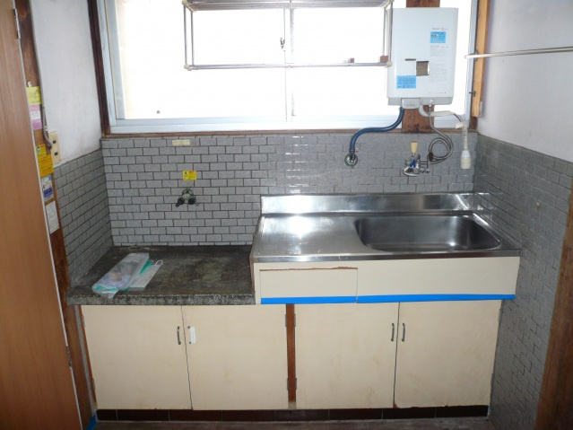 第1薮花荘のキッチン|コンパクトなキッチンで掃除もラクラク