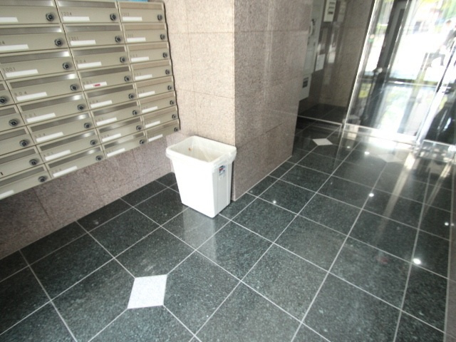 ウイング稲荷町のエントランス