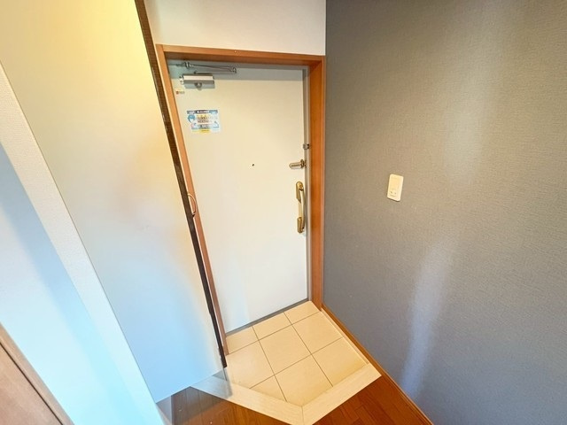 ウイング稲荷町の玄関