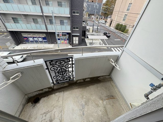 中道ビルのバルコニー|開放的で明るい空間を演出してくれるバルコニーです