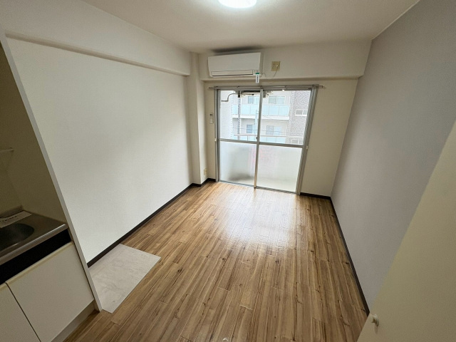 中道ビルの洋室|明るい洋室です