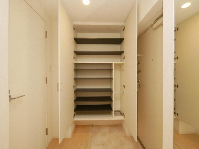 SERENiTE本町refletの玄関|SERENiTE本町reflet（セレニテ本町ルフレ）　下駄箱