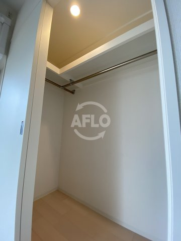 SERENiTE本町refletの収納|SERENiTE本町reflet（セレニテ本町ルフレ）　ウォークインクローゼット