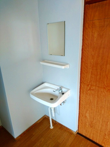 マツイビル A棟の洗面所|明るい洗面所です