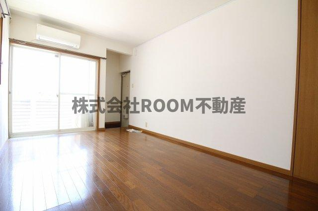 クレストコートBの寝室|開放的な寝室です