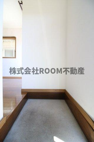 クレストコートBのエントランス|落ち着いたエントランスです