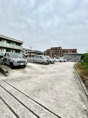 ロイヤル桃山台の駐車場