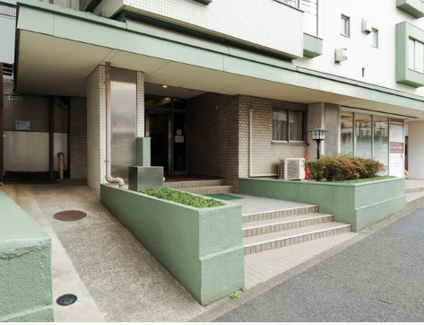 杉並区荻窪５丁目の賃貸マンションのエントランス