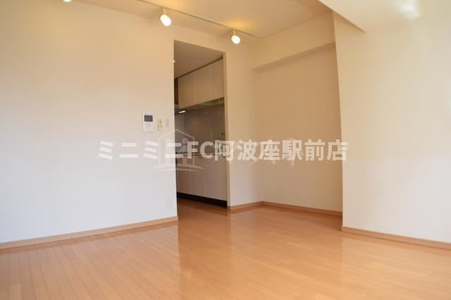 大阪市西区北堀江１丁目の賃貸マンションの居間・リビング|※別号室参考写真