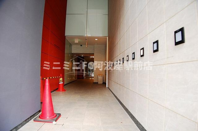 大阪市西区北堀江１丁目の賃貸マンションのエントランス