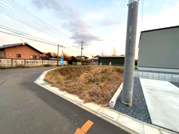 土地　坂戸市横沼の前面道路含む現地写真|前面道路幅 約5ｍです♪