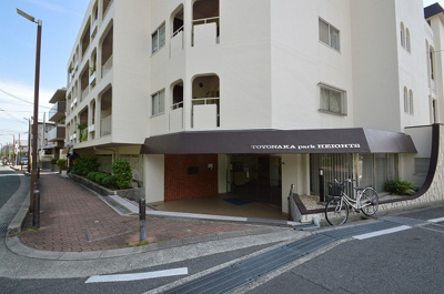 【エントランス】 | 豊中パークハイツ | 物件を比較検討したいお客様には、「物件比較見学プラン」をご用意しております。こちらの物件だけでなく、お客様の希望に沿った物件を、いくつかまとめてご案内させて頂きます。