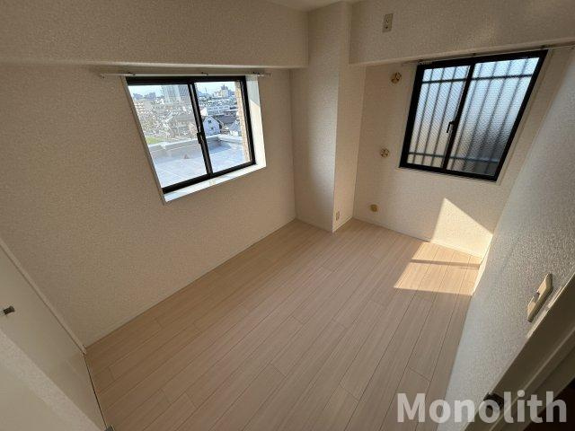 サバービア泉大津の洋室