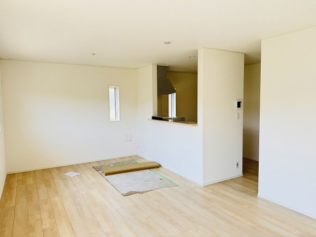 八王子市　大楽寺町　新築一戸建て　３０期の居間・リビング|～18.0帖の明るいLDKで、家族団欒の時間をお過ごしいただけます～