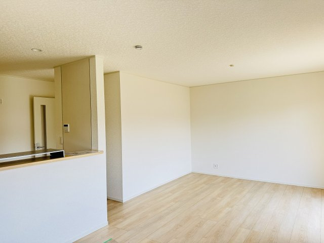 八王子市　大楽寺町　新築一戸建て　３０期の居間・リビング|～18.0帖の明るいLDKで、家族団欒の時間をお過ごしいただけます～