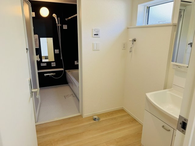 八王子市　大楽寺町　新築一戸建て　３０期の脱衣所|～窓付きで明るい洗面所　換気もしやすいです～