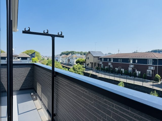 八王子市　大楽寺町　新築一戸建て　３０期のバルコニー|～2部屋から出入り可能なバルコニー　陽当たり良好、洗濯物がよく乾きそうです～