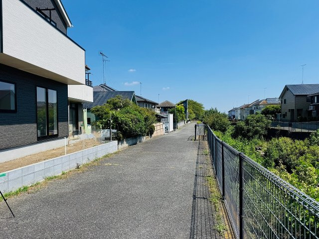 八王子市　大楽寺町　新築一戸建て　３０期の前面道路含む現地写真|～南西側は遊歩道　北東・南西が抜けているため、陽当たり・風通しも良好です～