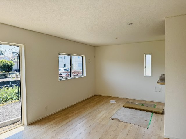 八王子市　大楽寺町　新築一戸建て　３０期の居間・リビング|～18.0帖の明るいLDKで、家族団欒の時間をお過ごしいただけます～