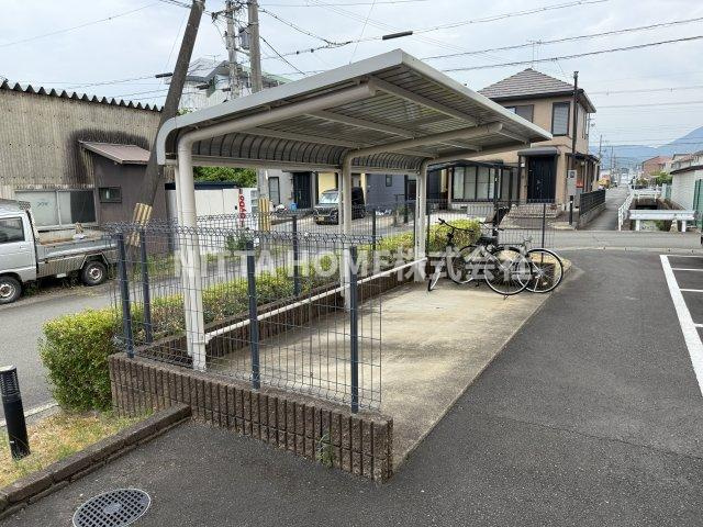 テンゲルハイツのエントランス|屋根付きの駐輪場も付いています＊