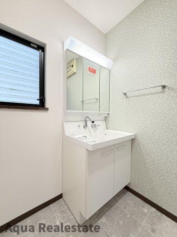 高松市多肥上町　リノベ住宅の独立洗面台|独立洗面台、小物を置くことができて便利です