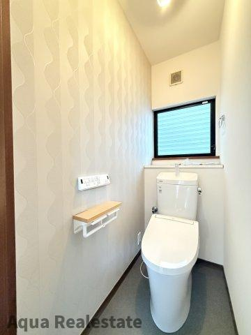 高松市多肥上町　リノベ住宅のトイレ|落ち着いた色調のトイレです