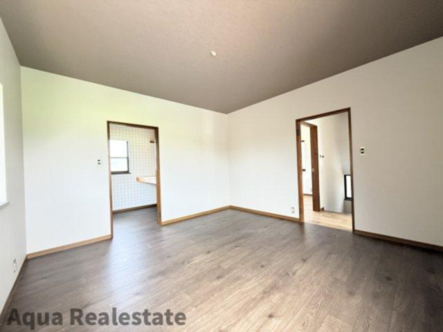 高松市多肥上町　リノベ住宅の洋室|２階８帖洋室