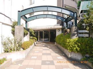 【エントランス】 | タイル敷きの開放感あるエントランスです。