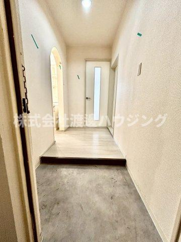 秀和ハイツB棟の玄関