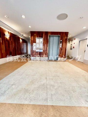 秀和ハイツB棟のエントランス