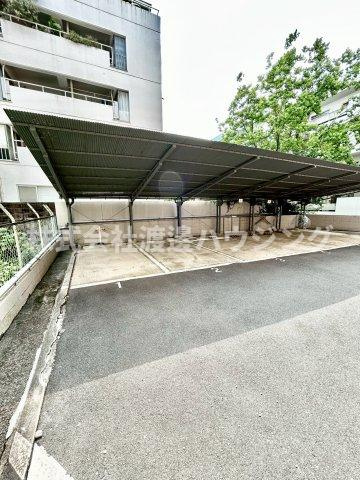 秀和ハイツB棟の駐車場