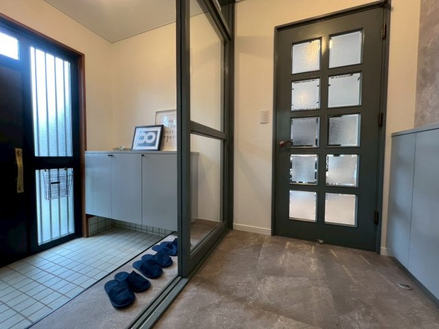 発寒16条2丁目の玄関|戸建ならではの広々とした玄関！シューズボックスの上にお気に入りの芳香剤や小物を置いて帰るのが楽しみになる自分好みの玄関に♪
