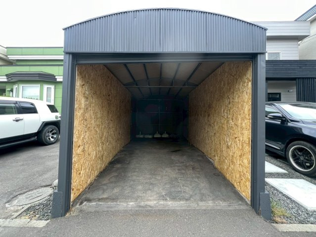 発寒16条2丁目の駐車場|大切なお車を守るシャッター車庫付き！