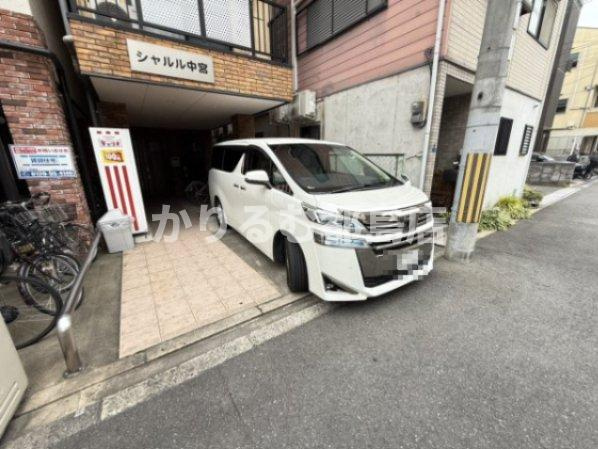 シャルル中宮の駐車場