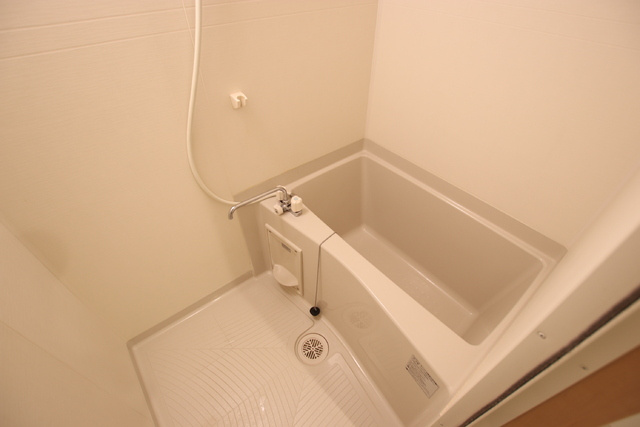 1人暮らしにうれしいバス・トイレ独立タイプ。