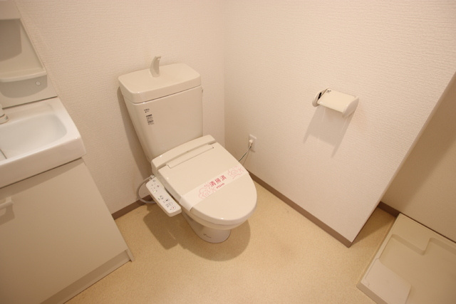 トイレには快適な温水洗浄便座付き