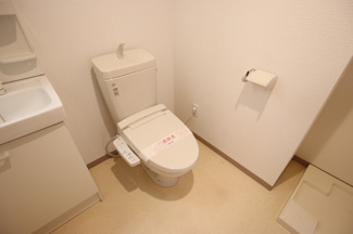 トイレには快適な温水洗浄便座付き