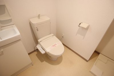 トイレには快適な温水洗浄便座付き