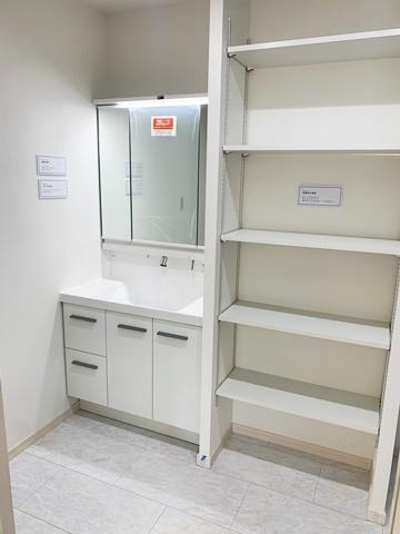 桜井市河西 ４号地／新築一戸建の独立洗面台|■現地撮影写真■三面鏡タイプのミラーキャビネット！収納スペースも豊富です！